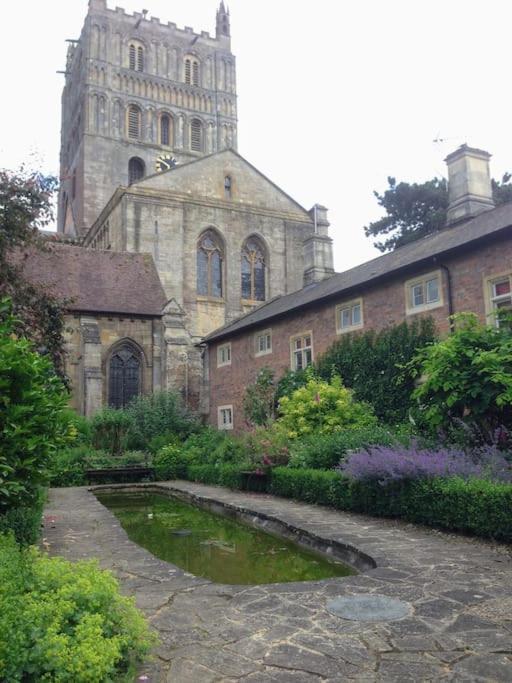 Tudor Cottage - Hidden Treasure ทุกส์แบร์รี ภายนอก รูปภาพ